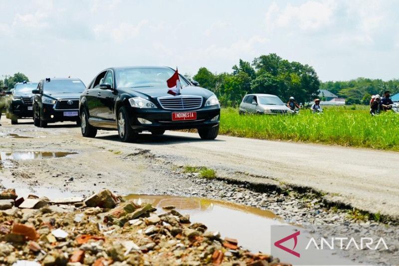 Akhirnya Jokowi dengan Mobil Mewahnya Melintasi Jalan Rusak Parah di Ryacudu Lampung