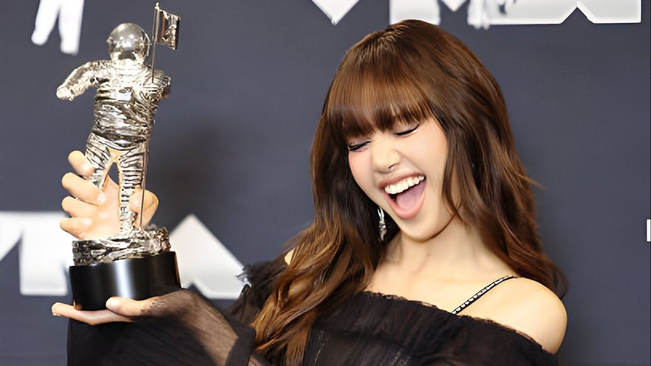 Lisa BLACKPINK Kembali Bawa Pulang Piala Best K-Pop di MTV VMA