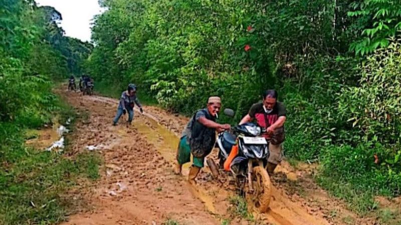 Jalan Kampung Deraya Kaltim Rusak Parah, Pejalan Kaki dan Kendaraan Susah Melintas