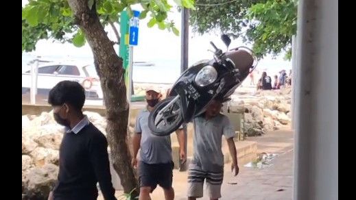 Pikul Motor Scoopy di Pundak dengan Santai, Pria di Bali Ini Viral