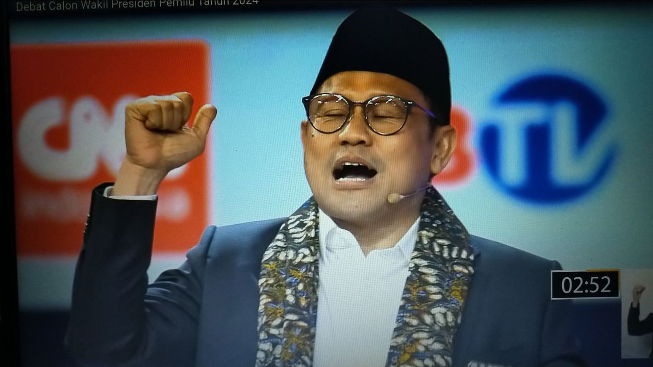 Bawa Sarung 'Slepet' Hingga Contekan Saat Debat Cawapres, Tagar Cak Imin Gak Jelas Ramai di X Twitter