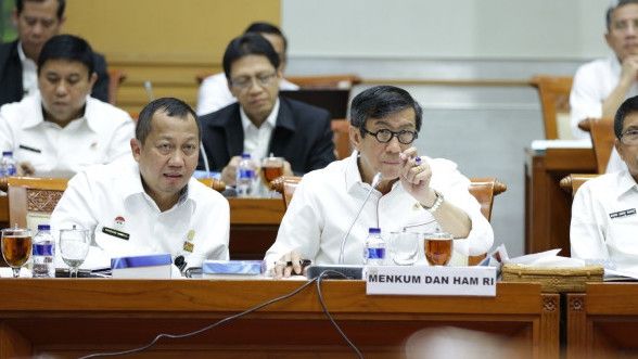 Canda Menkumham Yasonna Laoly di Rapat DPR: 'Bos' Benny Harman Masih Lama Jadi Presiden, Sindir AHY?