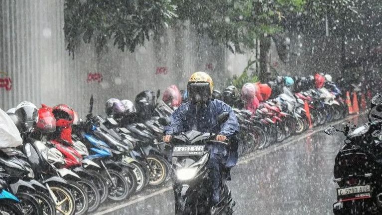 Sabtu Pagi Sejumlah Wilayah Provinsi Diprediksi Hujan Ringan, Warga Pesisir Waspada Banjir Rob
