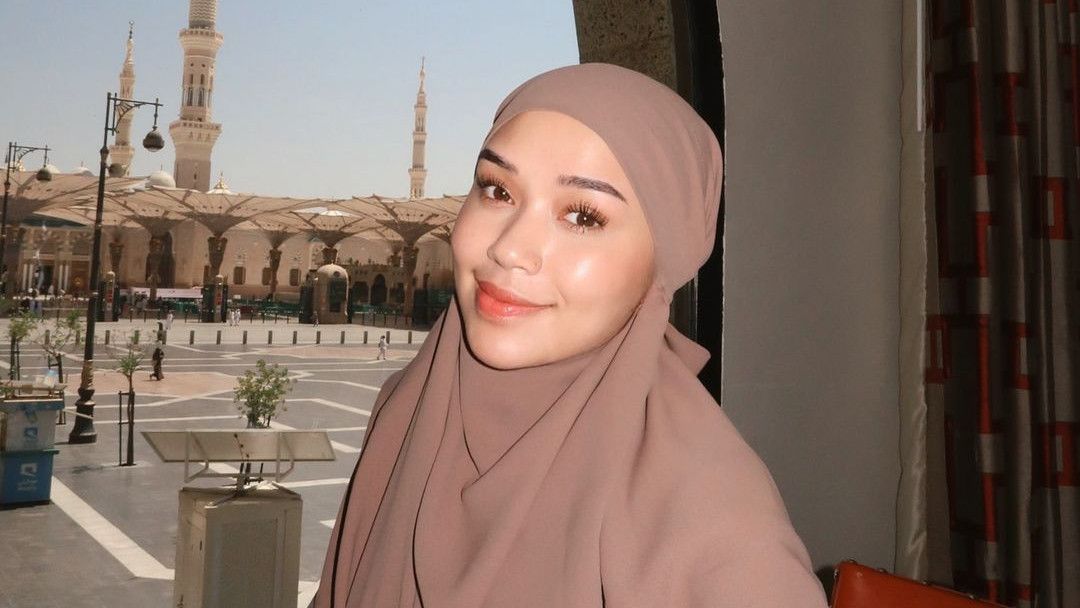 Pegang Pods saat Umrah Tuai Kecaman, Selebgram Lula Lahfah Ngaku Diteriaki Haram