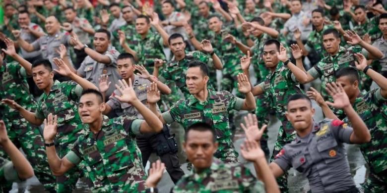 Anggota TNI di Kupang Rusak Pos dan Bakar Mobil Polisi Gara-Gara Bola, Ngeri