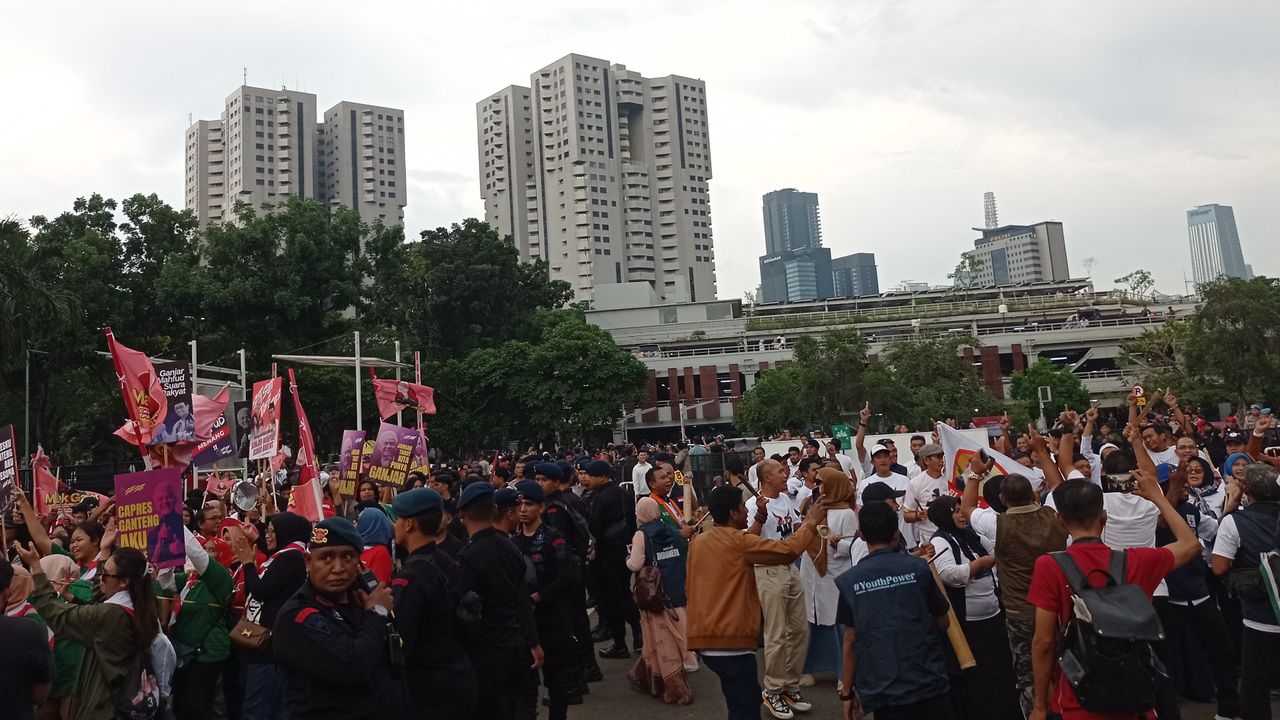 Relawan Anies dan Ganjar Adu Yel-Yel di Istora Senayan Jelang Debat Capres