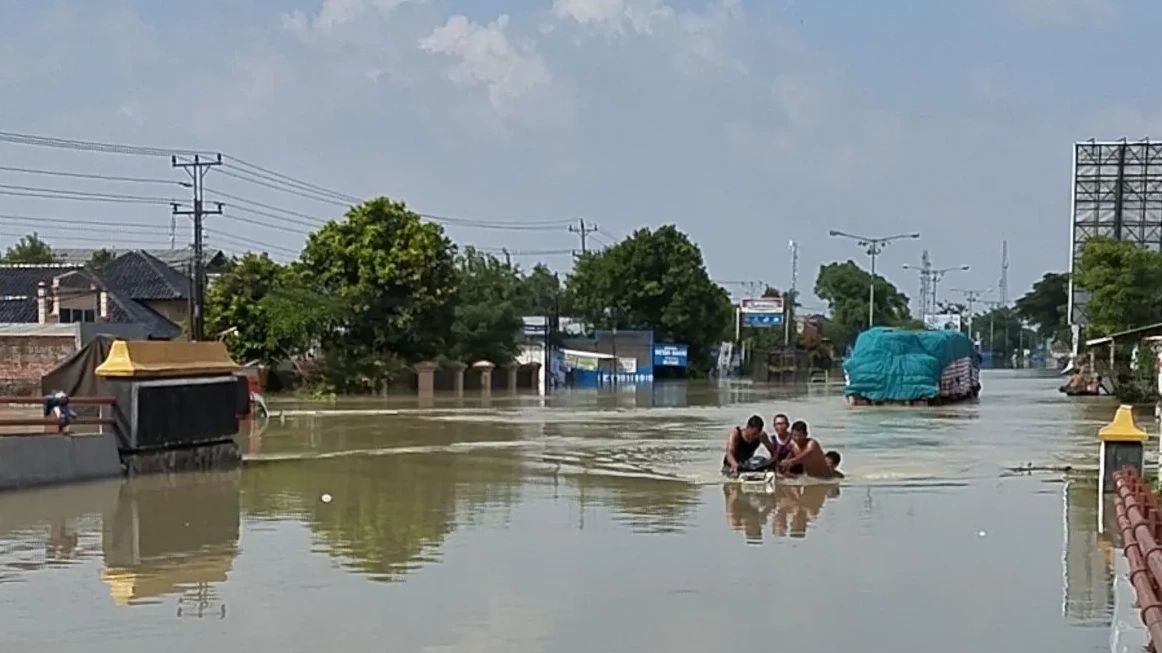 Jalur Pantura Demak-Kudus Masih Terendam Banjir hingga Hari Ini, Ketinggian Air Capai 70 Cm