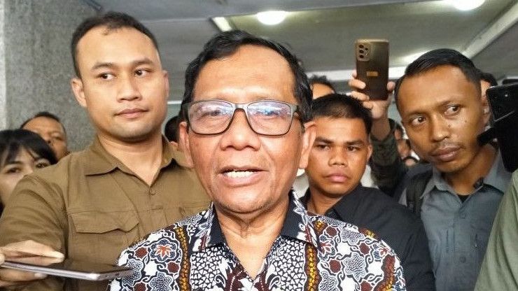 Pemerintah Diminta Tegur Perangkat Desa yang Diduga Dukung Prabowo-Gibran, Mahfud: Yang Tanggapi Masyarakat Saja