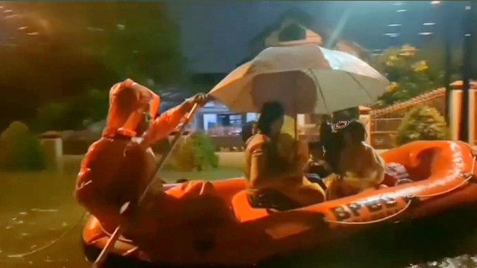 Petugas Evakuasi Warga Terjebak Banjir di Medan, Ini Titik Banjirnya