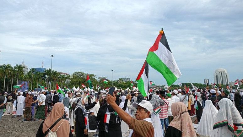 Padati Kawasan Monas, Massa Reuni PA 212 Kompak Nyanyikan Mars FPI