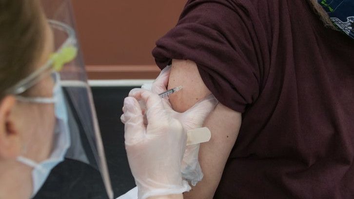 'Jauh Vaksin dari Lengan': Problem Minimnya Tenaga Vaksinator di Indonesia