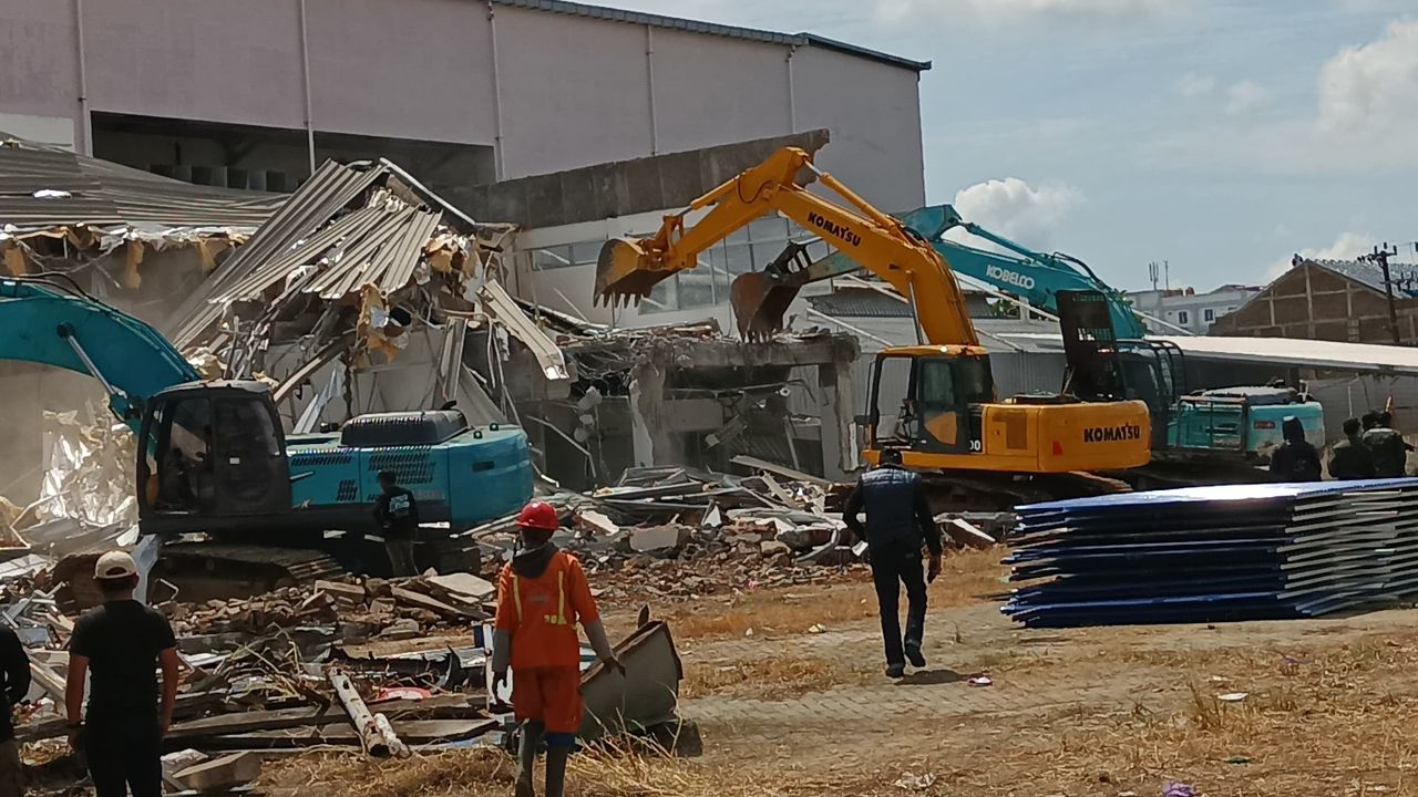 Eksekusi Showroom Ricuh, Massa Lempar Polisi dengan Batu di Makassar