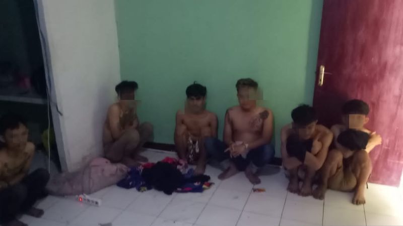 Kumpulan Pemuda di Sukabumi Ditangkap Polisi karena Nyanyi dan Main Gitar Tak Kenal Waktu