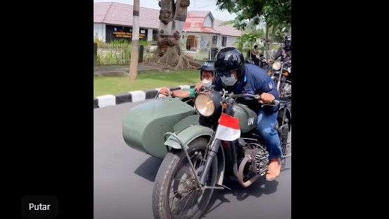 Pakai Vespa Sespan, Ridwan Kamil Bonceng Pembalap Senior Tjetjep Heryana Susur Mataram
