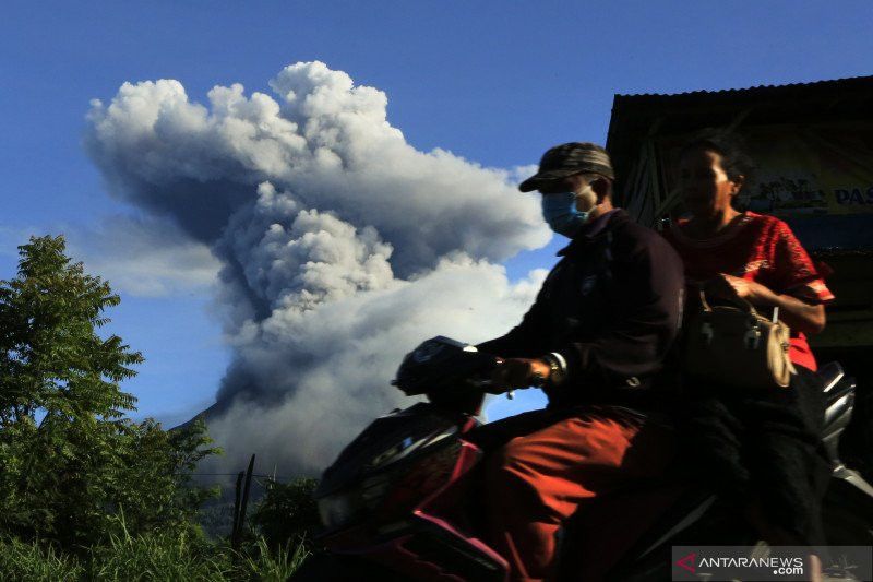 Status Siaga, Gunung Sinabung Luncurkan Awan Panas