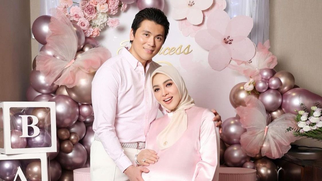 Bungkam Mulut Haters, Syahrini Pamerkan Proses Melahirkan dan Reino Barack Mengazani Anak