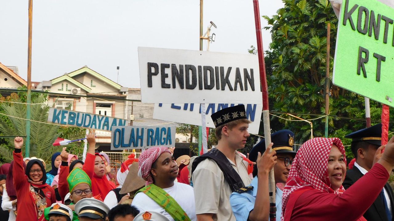 Momen Unik WNA Ramaikan Karnaval HUT RI, Nyanyi Lagu Nasional Sampai Goyang Maumere