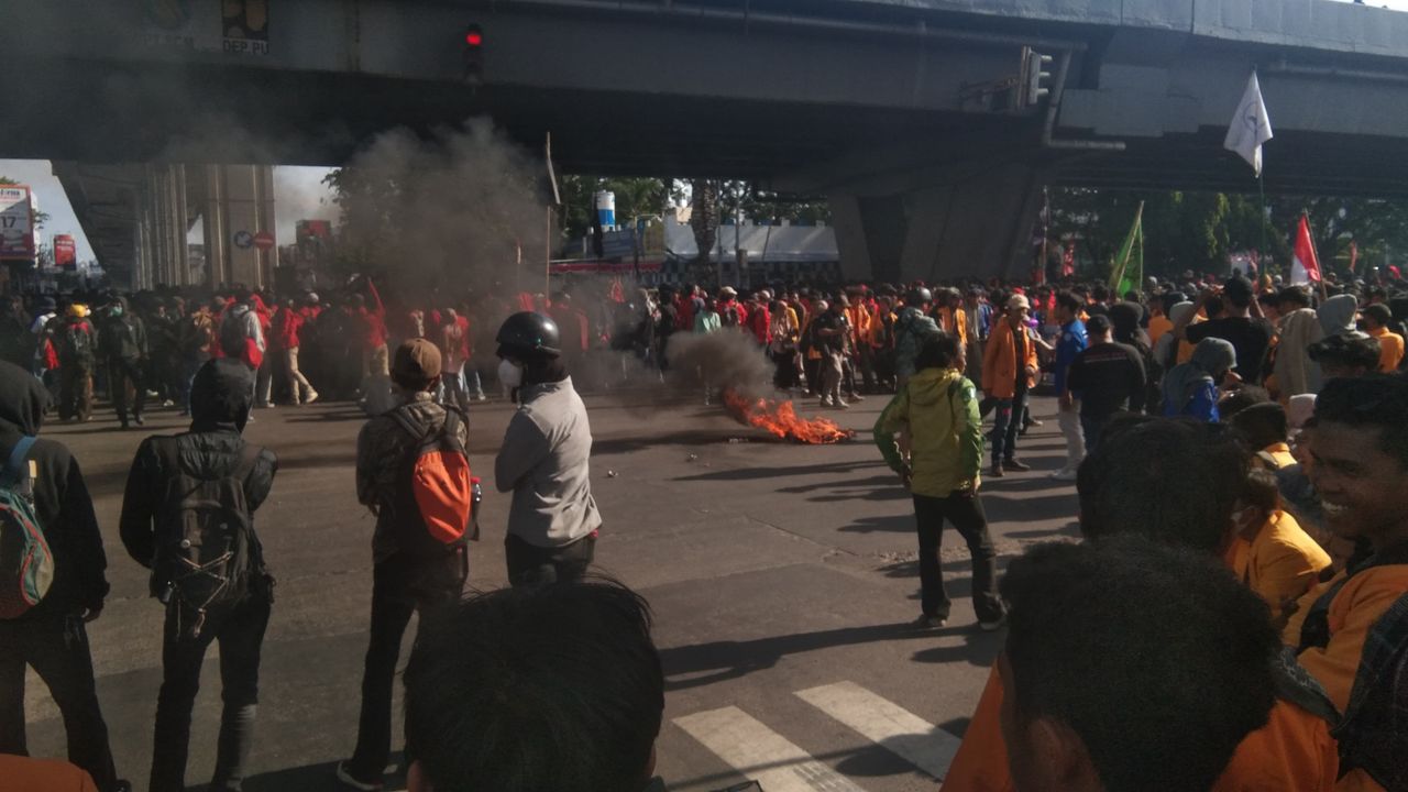 Demonstran Penolak RUU Pilkada Usik Perjalanan Istri Jokowi di Makassar