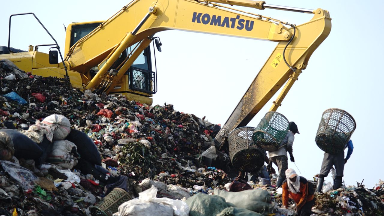 Dicari Pembuang Sampah Viral di Kali Bekasi, bagi yang Mendapatkannya Akan Diberi Hadiah