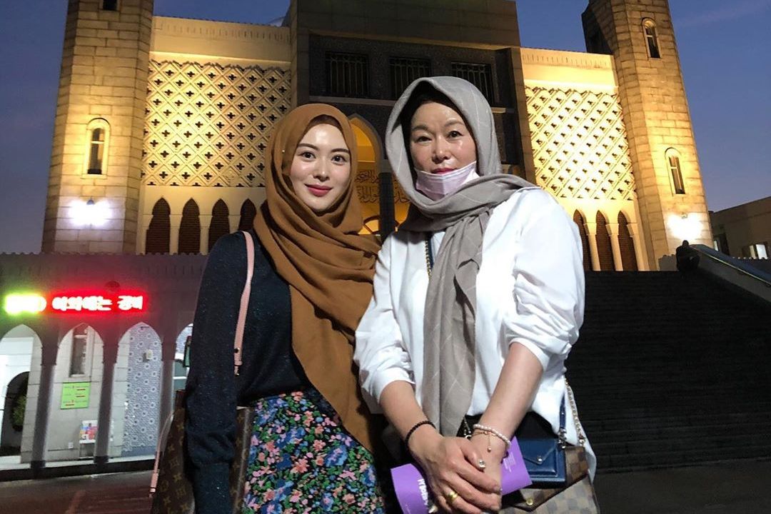 Diajak ke Masjid Korea, Ibunda Ayana Moon Rasakan Pengalaman Ketenangan Batin Tak Biasa