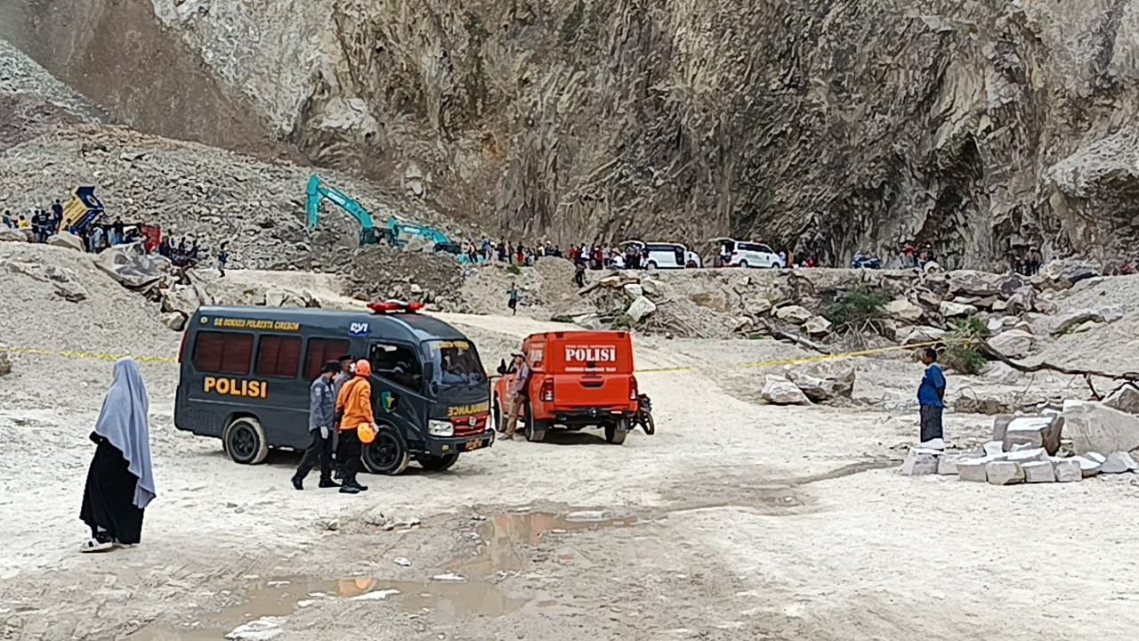 Tim Gabungan Evakuasi 14 Korban Tewas Longsor Gunung Kuda