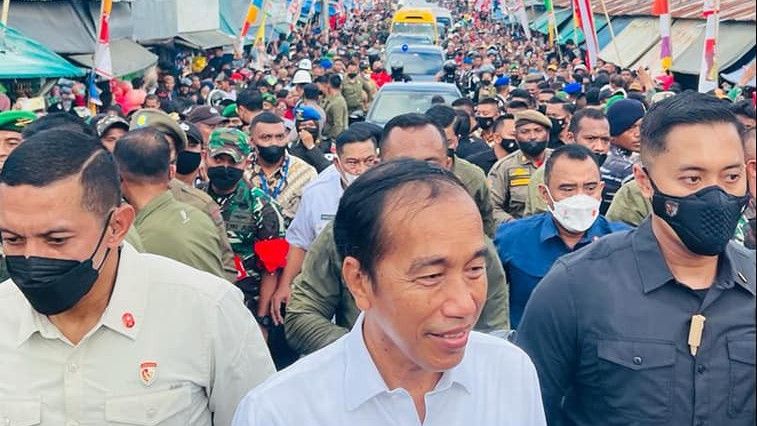 Warga Saumlaki Maluku 'Kepung' Jokowi, Efek Jarang Lihat Presiden Sejak Era Soekarno?