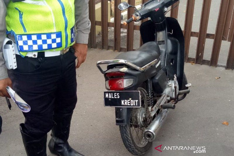 Polisi Tilang Pengendara Motor Berplat 'Males Kredit'
