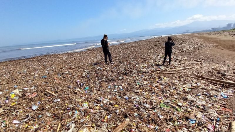 Pantai Talanca Sukabumi Dipenuhi Sampah, Diperkirakan 200 Ton
