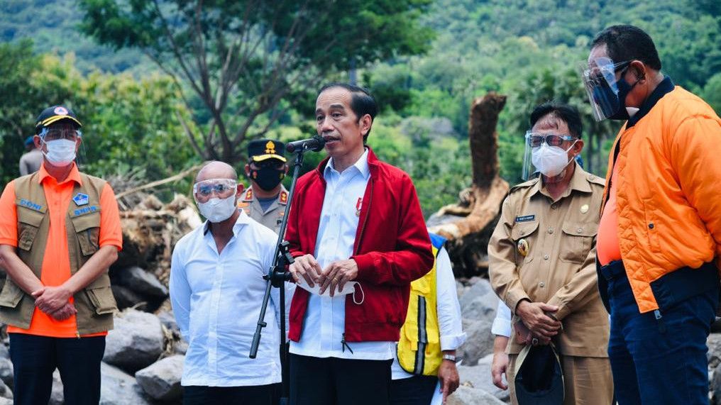 Kunjungi Lembata, Jokowi Pastikan Kebutuhan para Pengungsi Tercukupi