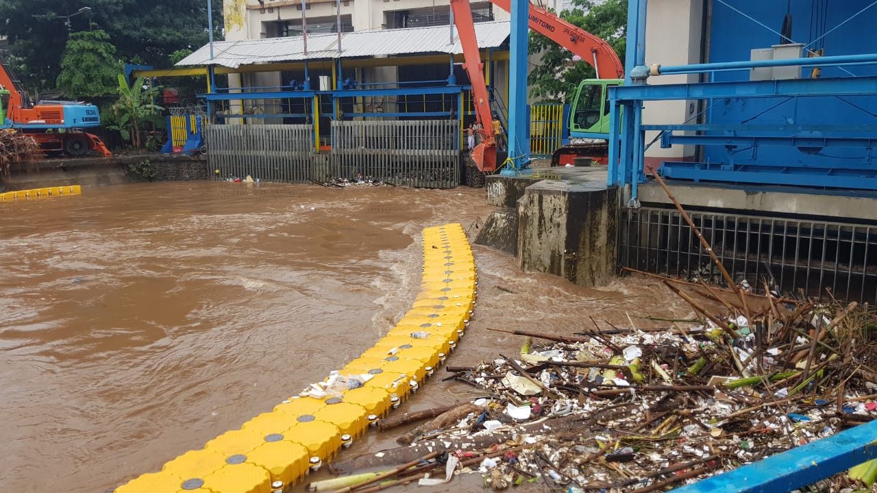 Waspada! Dua Pintu Air di Jakarta Siaga Satu