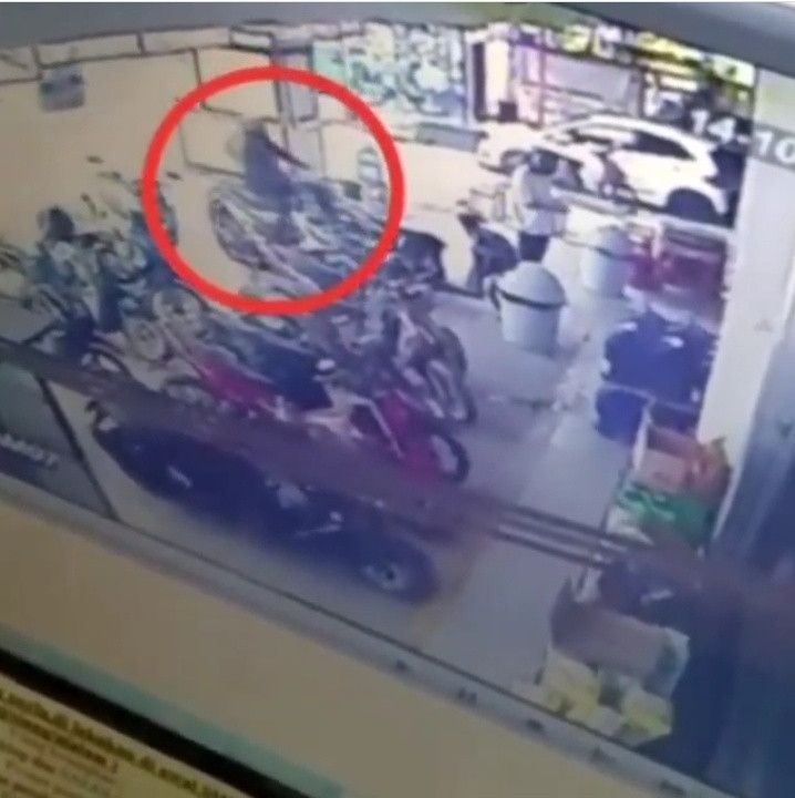 Pencuri HP di Laci Motor Terekam CCTV Mini Market Makassar