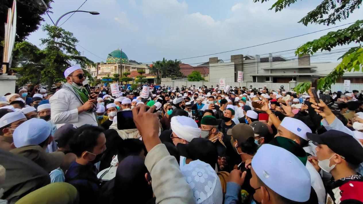 Tuntutan Rizieq Shihab Bebas Makin Tak Terbendung, Aliansi Umat Muslim Geruduk DPRD Bogor, Sempat Berbuat Anarkis