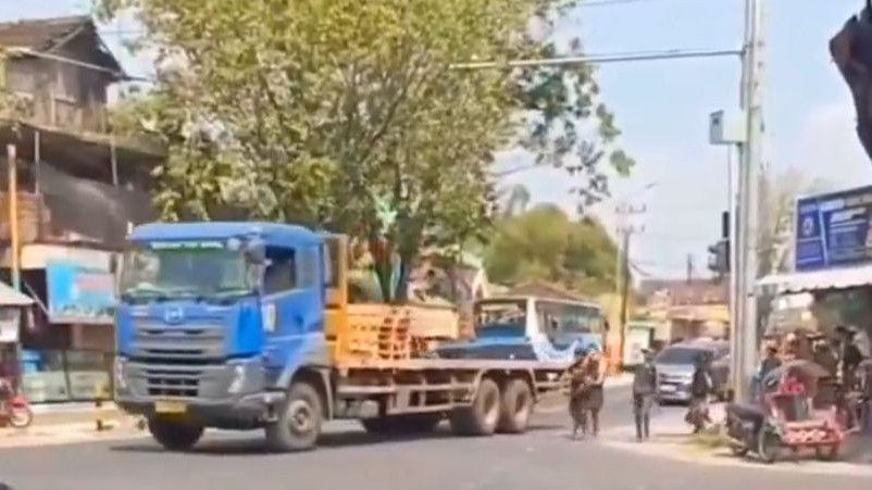 Viral Anak Punk Lempari Truk di Depan Pos Polisi Karena Tak Diberi Tumpangan