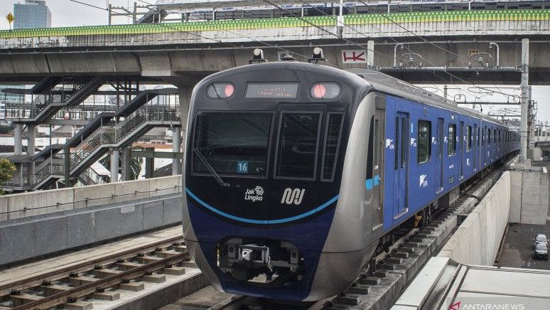 Mulai Hari Ini, MRT Jakarta Beroprasi Sampai Jam 24.00 WIB