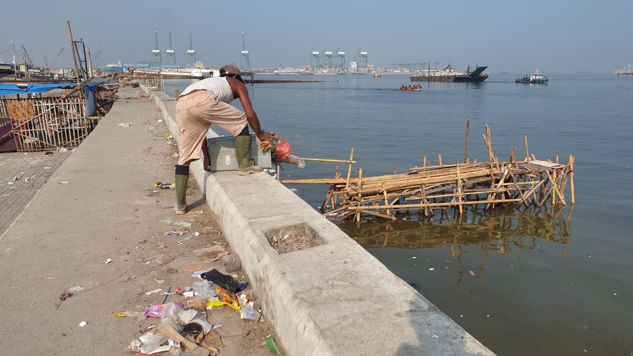 Tak Ada Penampungan, Warga Kalibaru Cilincing Jakarta Utara Terpaksa Buang Sampah ke Laut