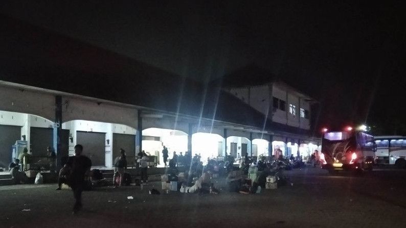 Jalur Kota Padat Kendaraan, Ratusan Penumpang Tujuan Jakarta Telantar di Terminal Kudus