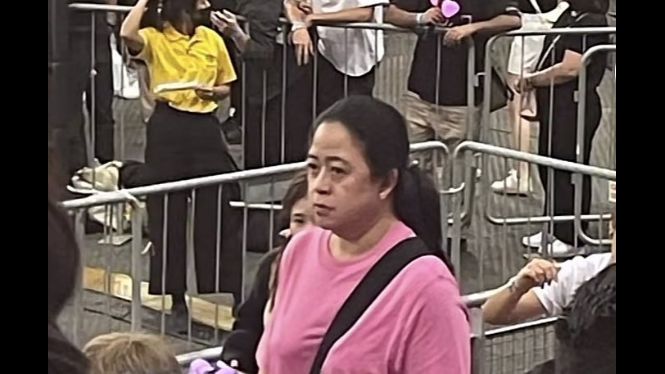 Heboh, Foto Diduga Puan Maharani Nonton BLACKPINK di Singapura, Netizen: Banteng Pink