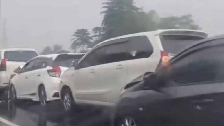 Detik-detik 5 Kendaraan Alami Kecelakaan Beruntun di Tol Cileunyi KM 152 Arah Bandung