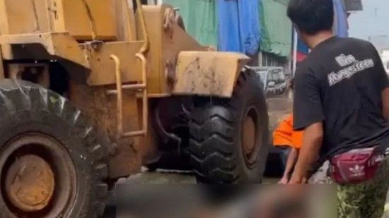Viral Loader Pengeruk Sampah Lindas Kuli Panggul di Pasar Induk Cibitung Bekasi
