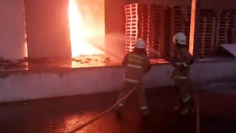 Gudang Bahan Baku Obat Terbakar di Kramat Jati Jaktim,1 Orang Alami Luka Bakar dan Kerugian Ditaksir Rp20 Miliar