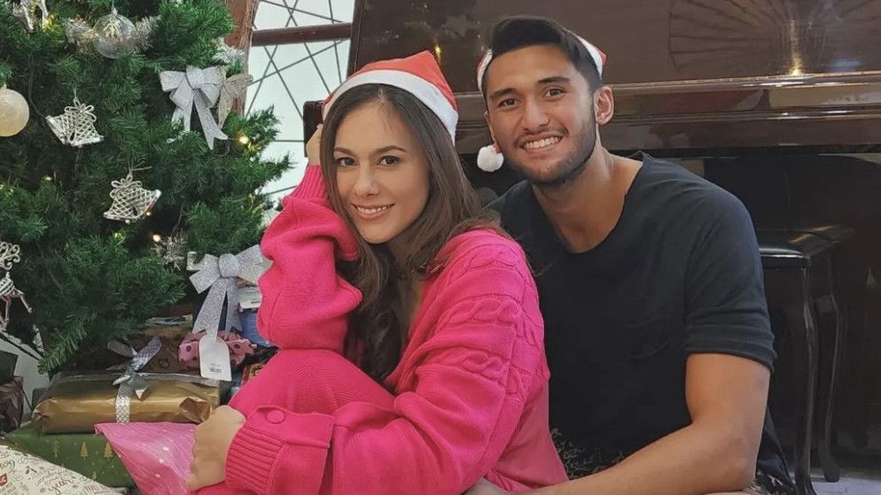 Rayakan Natal Bareng Pacar Brondong, Wulan Guritno Tepis Tudingan Pindah Agama