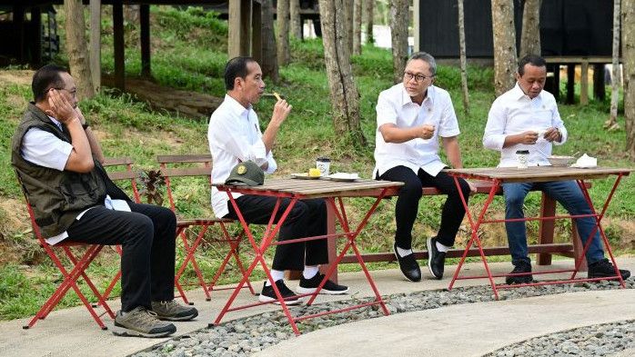 Nikmat Betul, Pagi-Pagi Jokowi Sudah Makan Sukun Goreng di IKN Ditemani AHY dan Menteri Lain