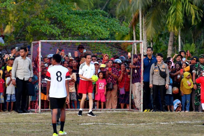 Heboh Jokowi Main Bola di Papua, Pakai Jersey Putih Nomor 23 Bercelana Merah, Politis?