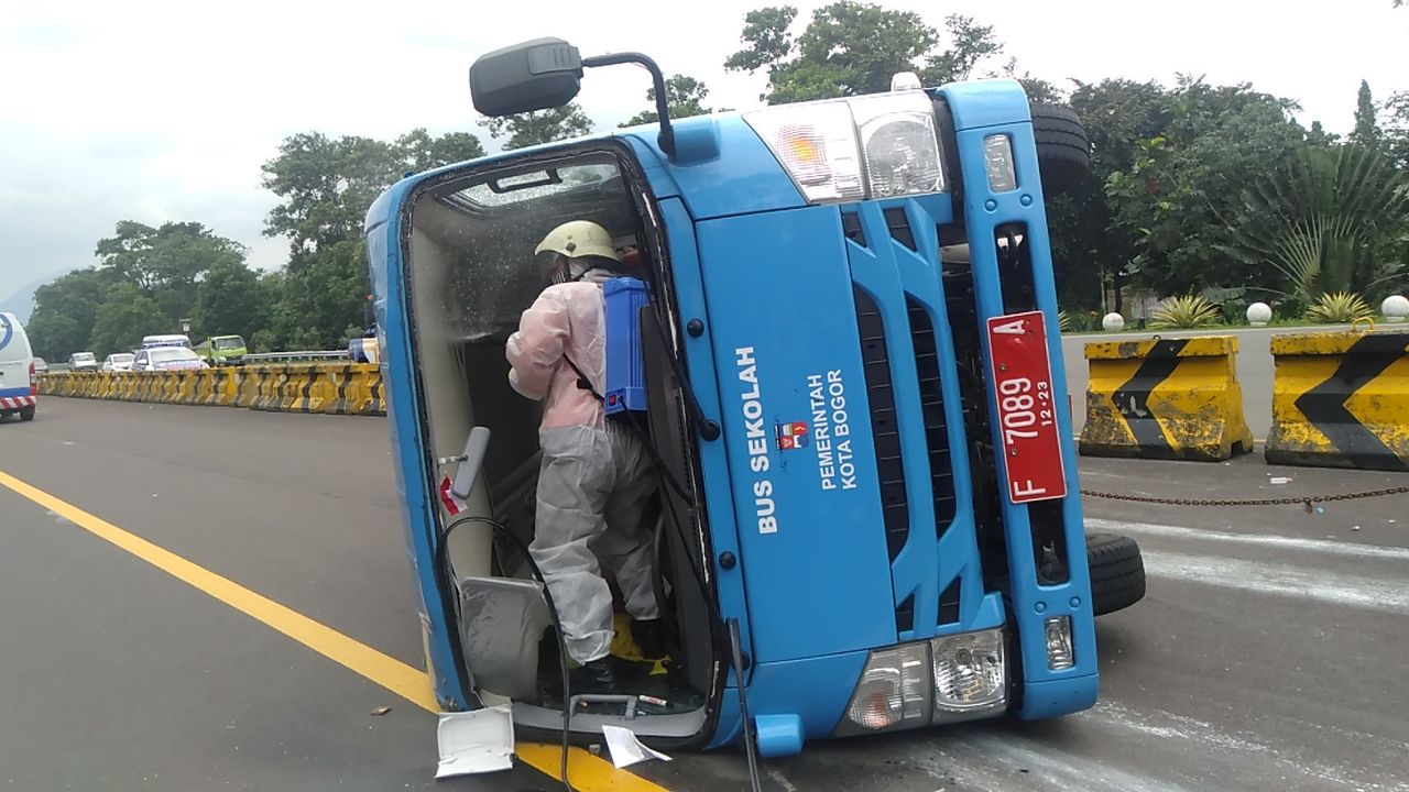 Sopir Lalai, Minibus Pengangkut Pasien Covid-19 Terguling di Tol Jagorawi, 8 Penumpang Terluka