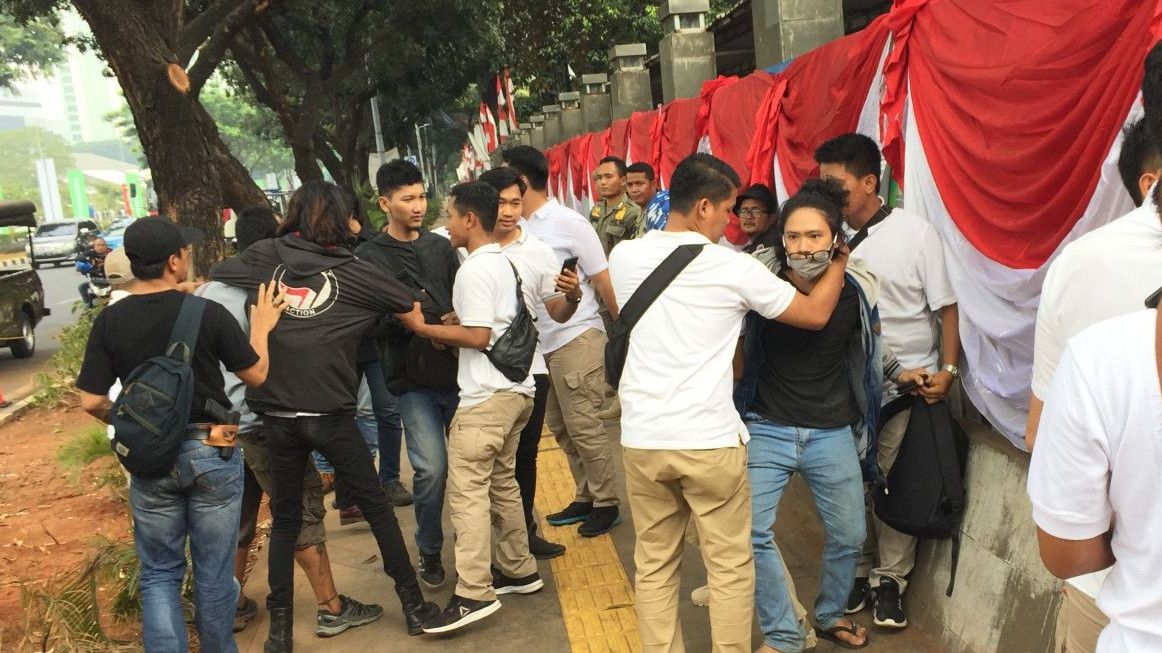 16 Orang Diamankan dari Demo di Gedung DPR dan KPU Kemarin