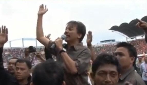 Pamer Kartu Mahasiswa UGM, Netizen Bagikan Video Lawas Roy Suryo Saat Tak Hafal Lagu Indonesia Raya