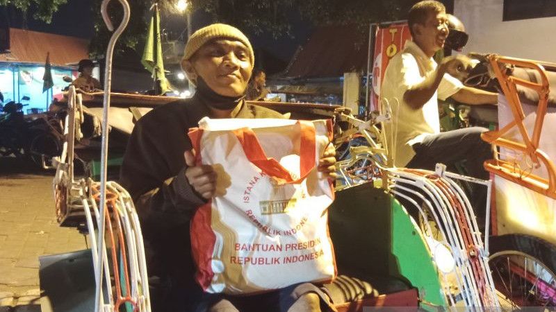 Momen Tukang Becak di Yogyakarta Kaget Dapat Sembako dari Jokowi Saat Malam Hari