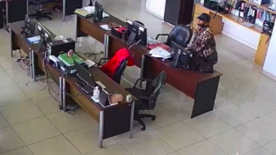 Maling Terekam CCTV Gasak Uang di Kantor UKPBJ Bandung Barat