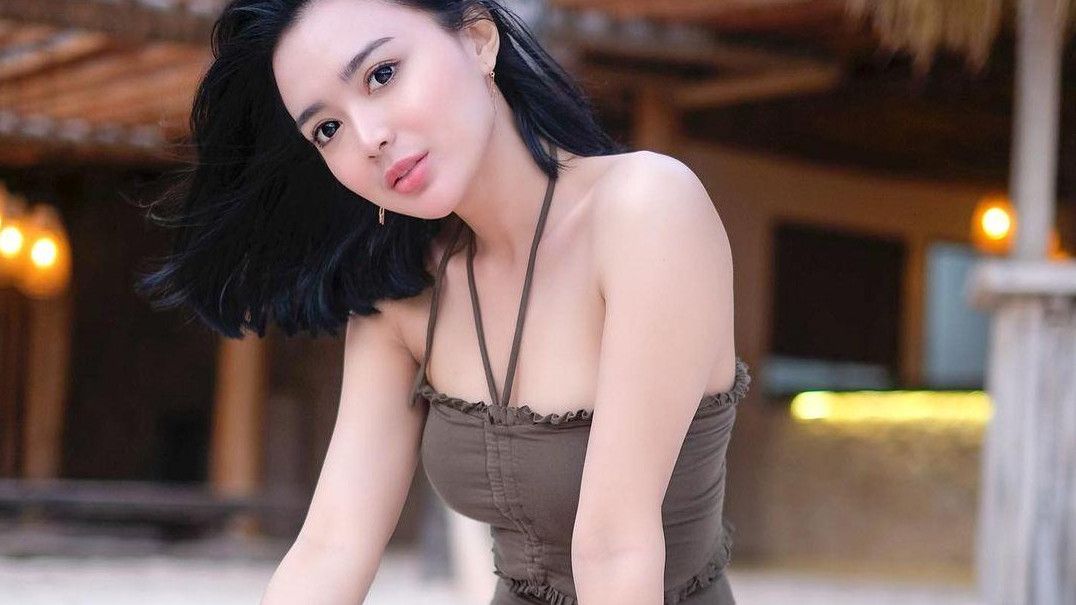 Wika Salim Pose Seksi Pakai Crop Top Ketat Dan Rok Mini Kaum Adam Pesona Janda Kembang Eraid