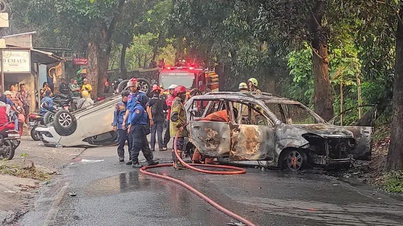 Mobil Polres Depok Dibakar Massa Saat Bawa Tersangka